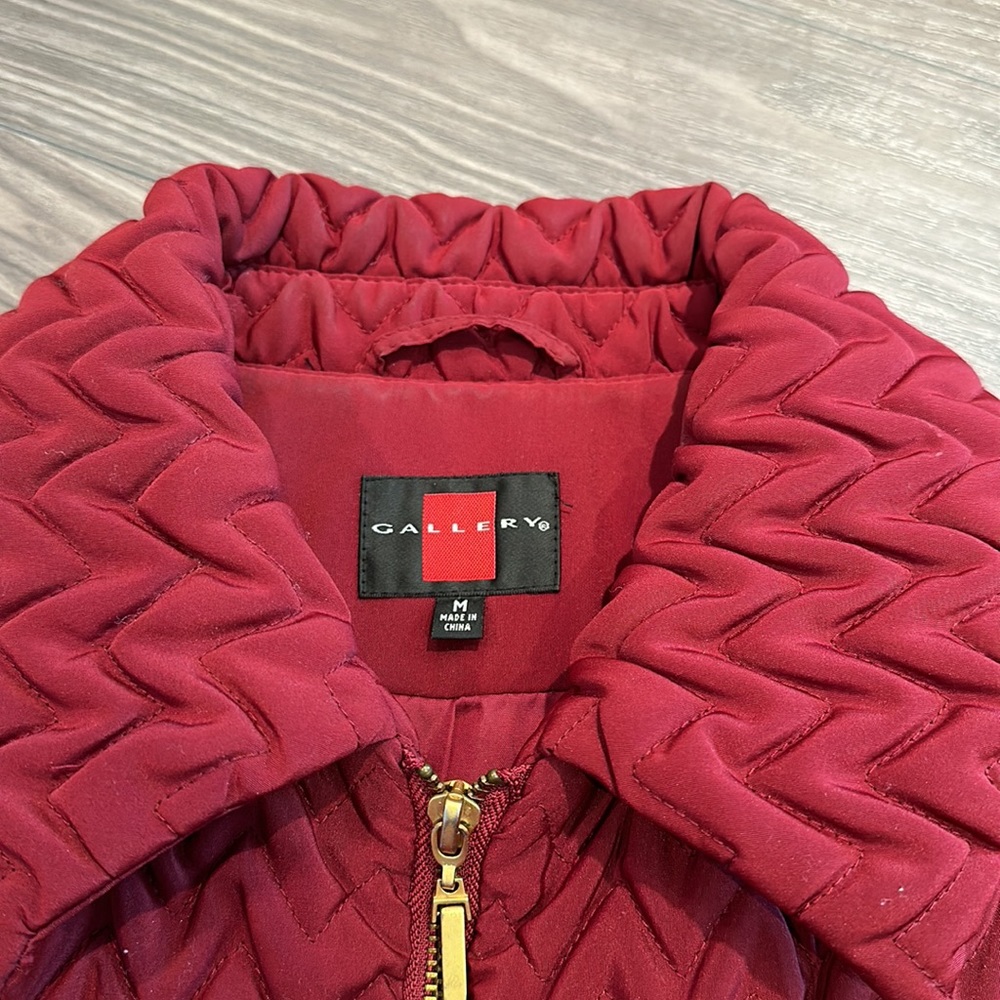 Women’s medium jacket with zipper and two zippered pockets.